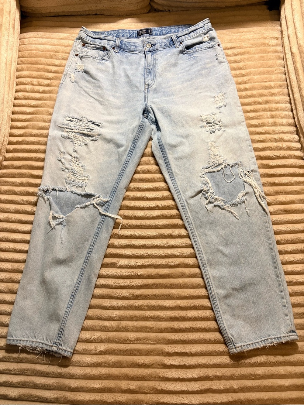Abercrombie & Fitch light blue denim Annie Girlfriend jeans
